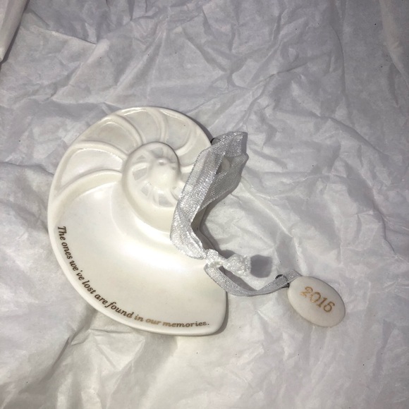 𝅺2015 HALLMARK  ORNAMENT ALWAYS REMEMBERED SHELL - Picture 2 of 3